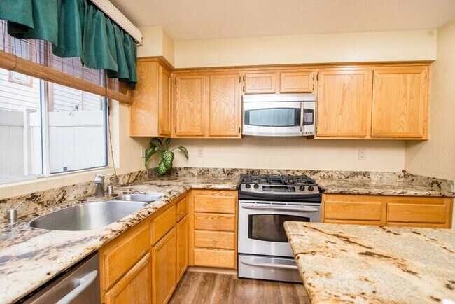 Building Photo - Beautiful Townhouse in the desirable Anaheim Packing District!
