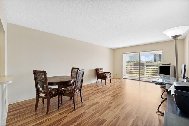 Building Photo - 1638 Embassy Dr