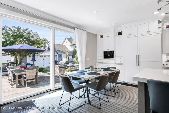 Building Photo - 2211 3rd Ave