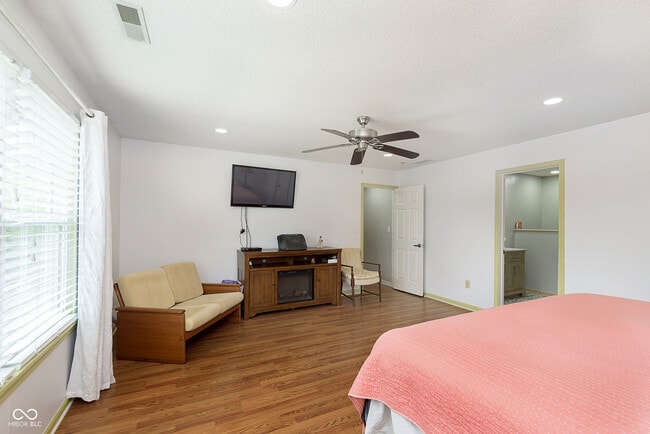 Building Photo - 266 E Pine Ridge Dr