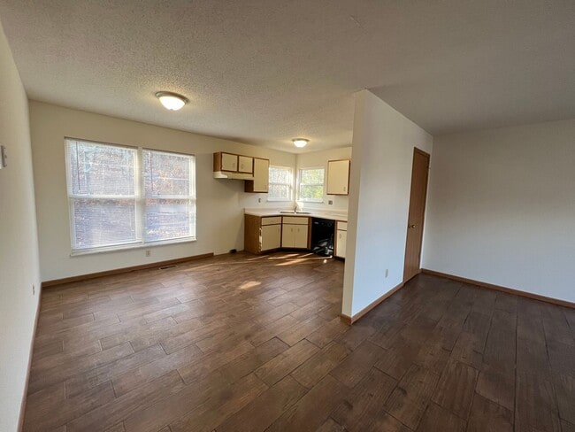 Building Photo - 4 bed 1.5 bath home close to I-44