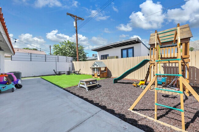 Building Photo - 51685 Avenida Herrera
