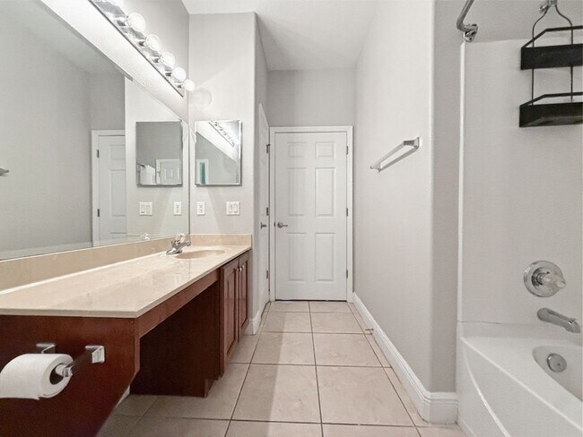 Building Photo - Waterfront 4 Bedroom Home in Eagle Creek Golf Community – Lake Nona