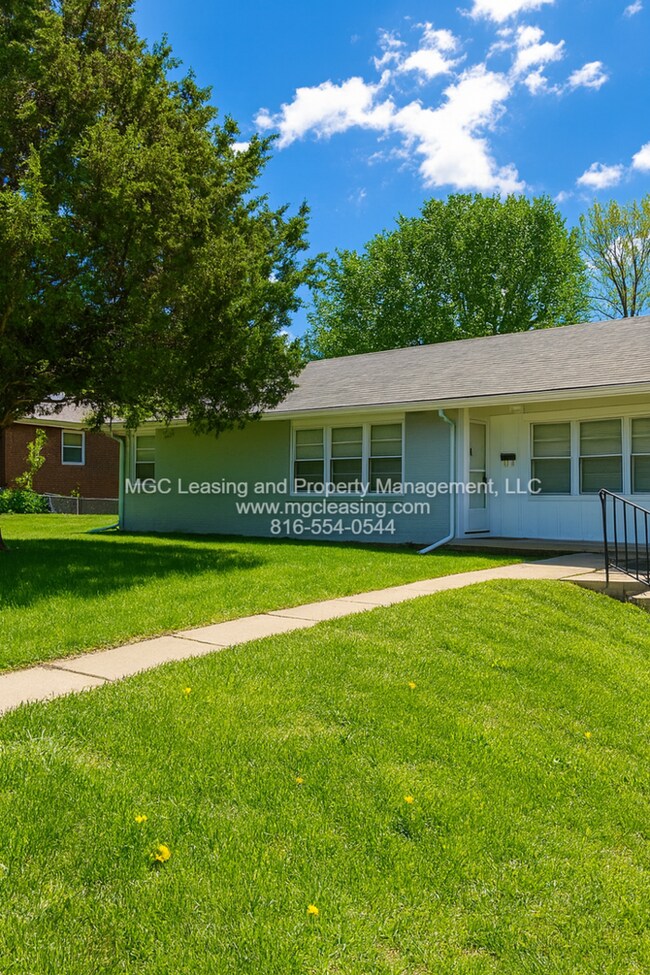 Building Photo - Raytown Rancher - Perfect location with fenced in back yard!