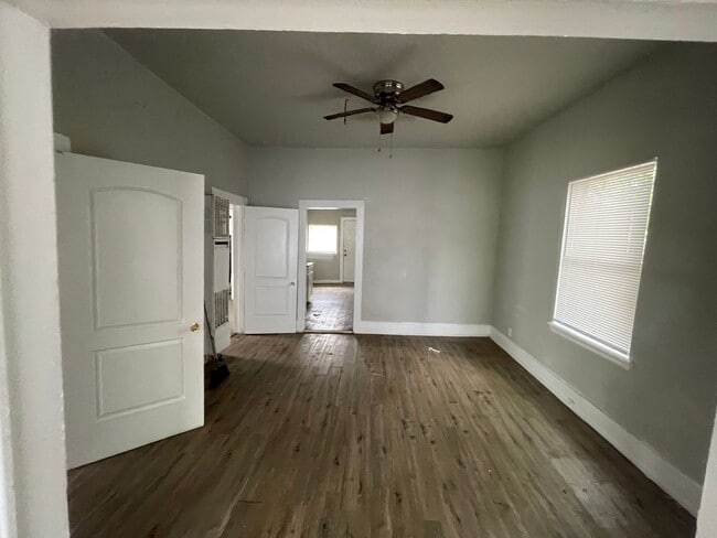 Building Photo - 2 bedroom, 1 bath