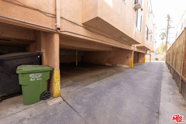 Building Photo - 947 Westmoreland Ave