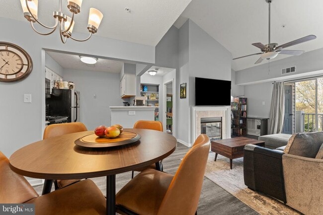 Building Photo - 8951 Town Center Cir