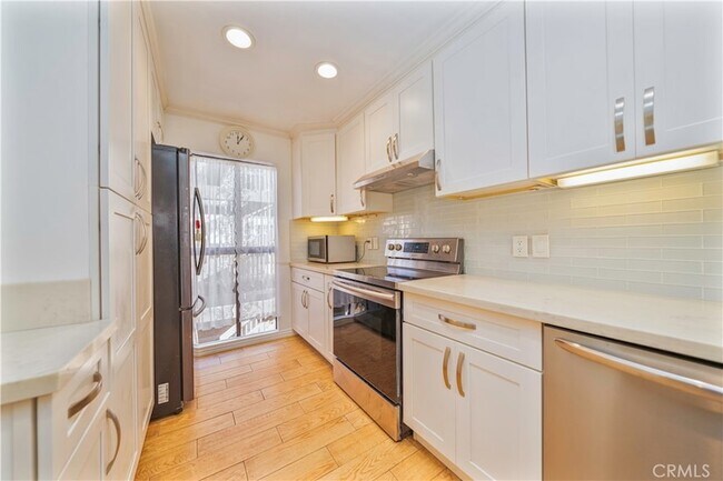 Building Photo - 6336 Marina Pacifica Dr N