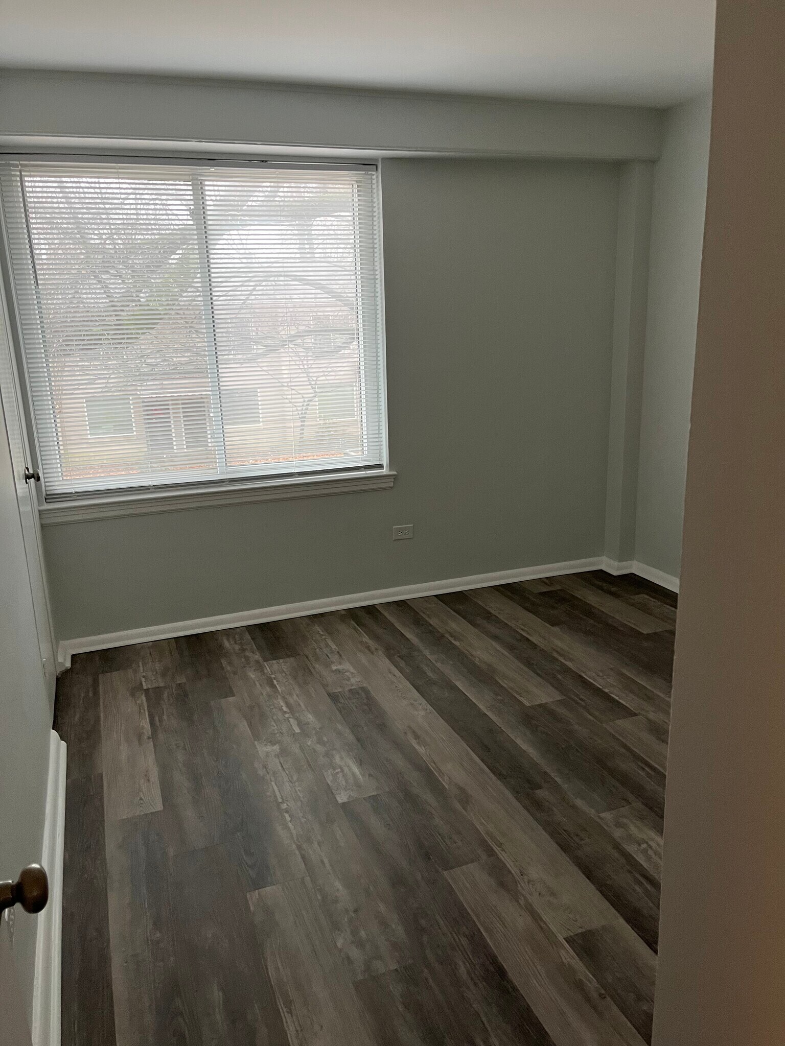 One of the bedrooms - 585 E Parkway S