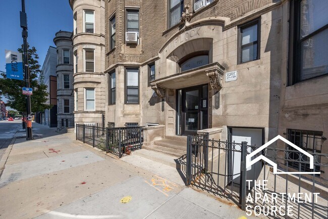 Building Photo - 906 W Montrose Ave