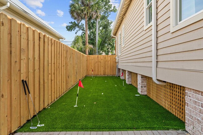 Building Photo - 28 W Castillo Dr