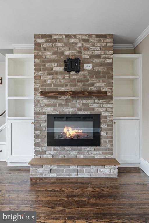 Building Photo - 113 W Albertson Ave