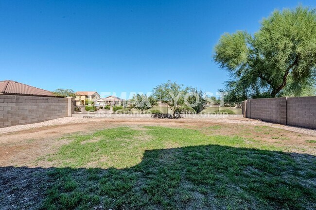 Building Photo - Spacious Living in SK Ranch!