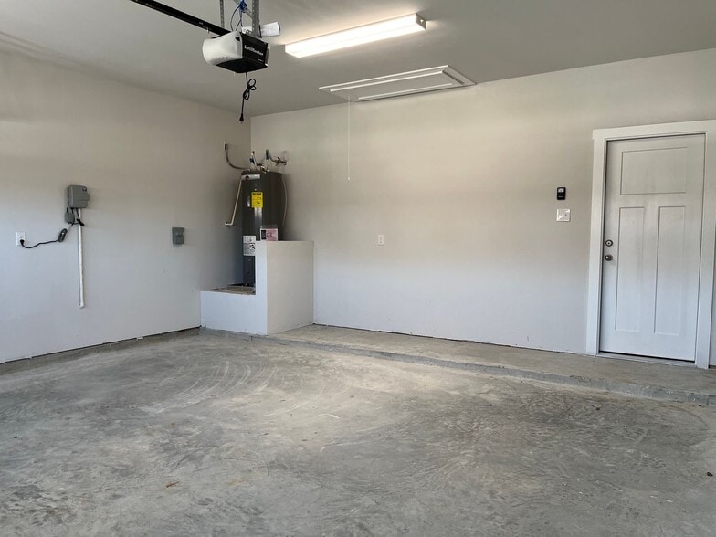 Building Photo - Gorgeous 3 bed 2.5 home in Town Lake Park!