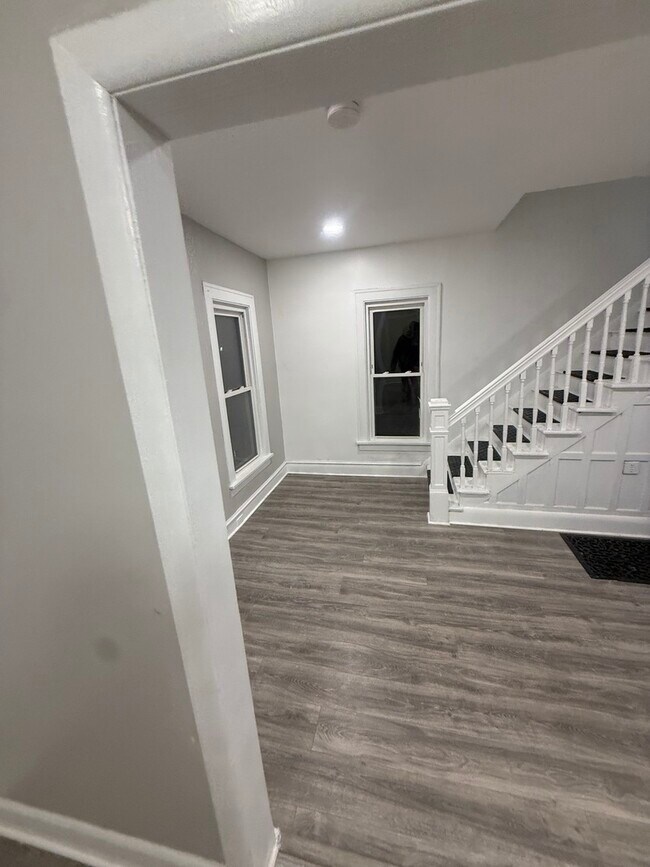 Building Photo - 746 N Schuyler Ave