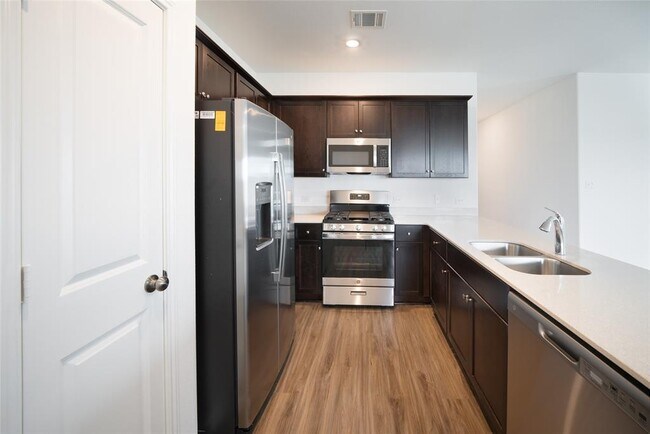 Building Photo - 117 Prairie Dog Town Dr