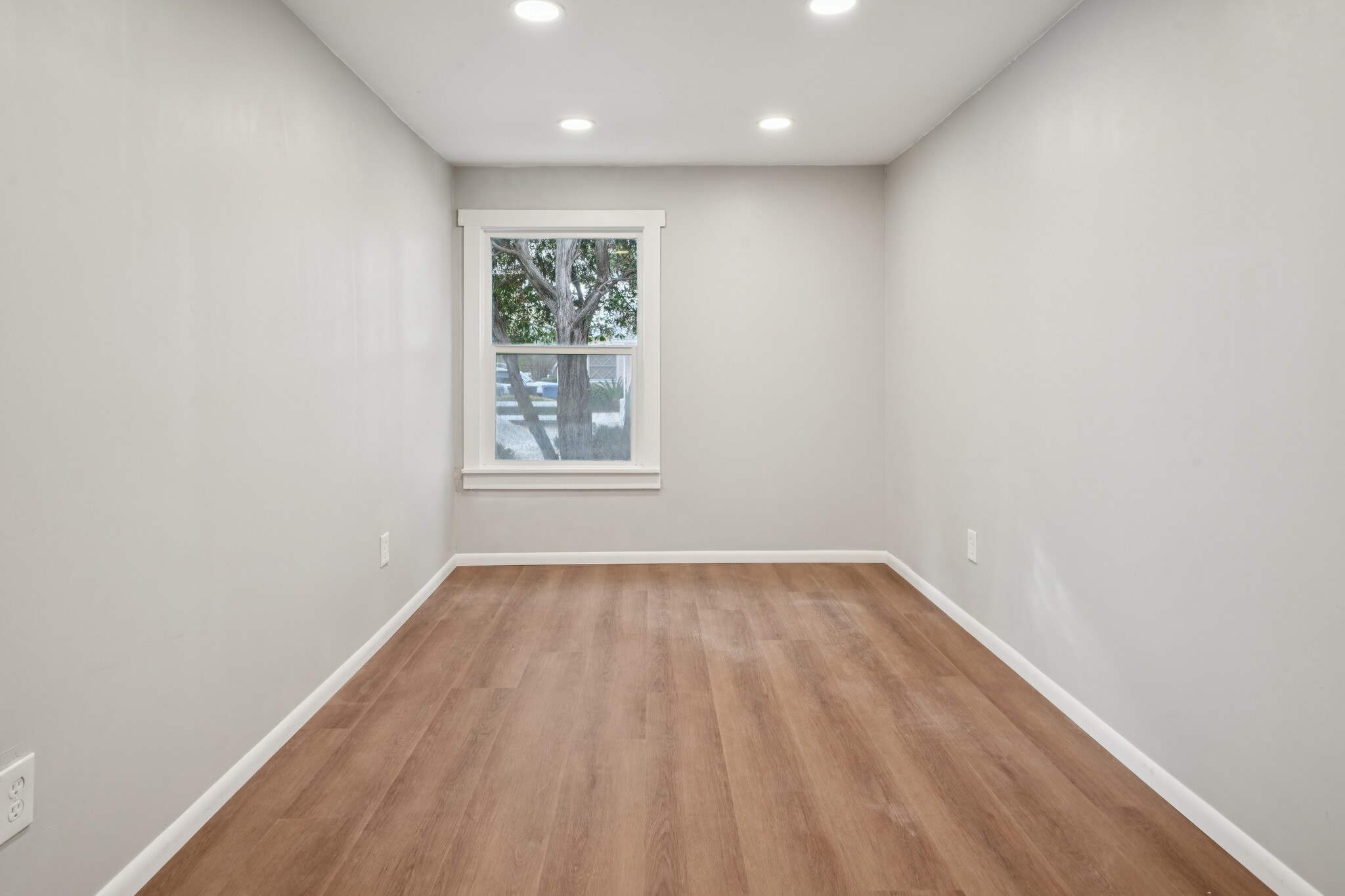 Building Photo - 1842 E Victoria Ave