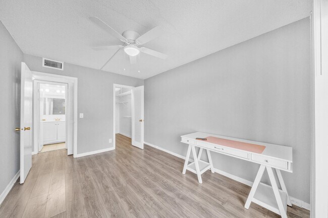 Building Photo - 308 Fanshaw H