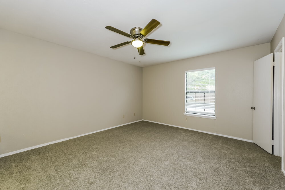 Building Photo - 1385 Southridge Dr