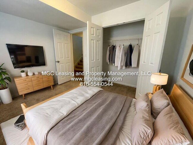 Building Photo - Creekwood Park Townhomes - At Last, This I...