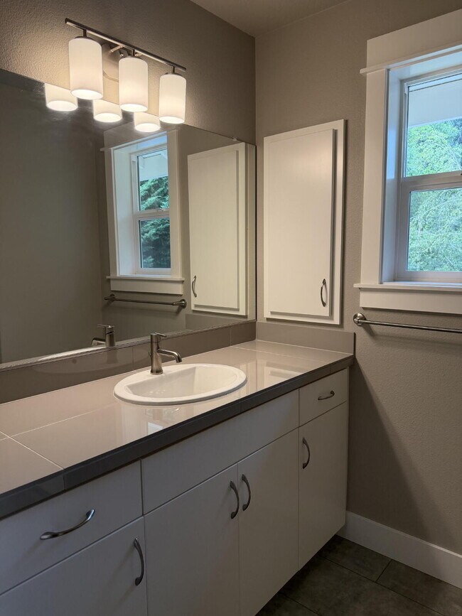 Building Photo - 3 Bed / 2 Bath Single-Family Home in West Linn