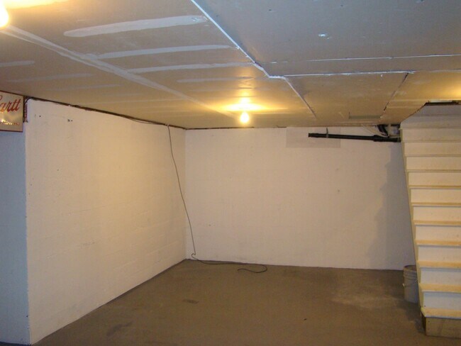 Building Photo - Charming 3 bedroom, 2 bath home