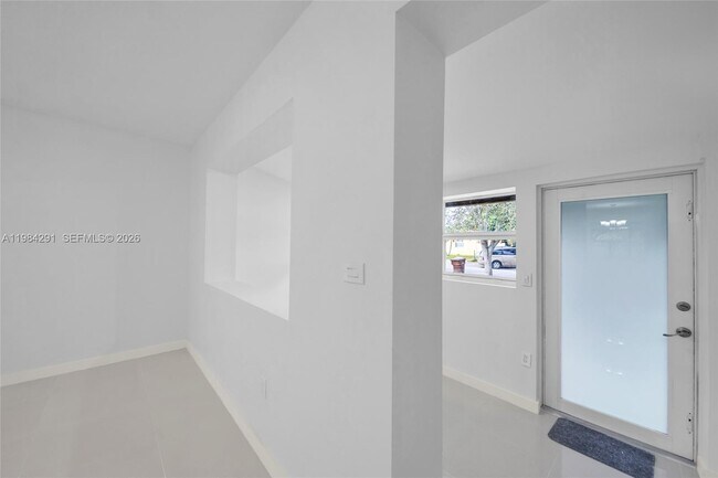 Building Photo - 27 Suffolk Ave