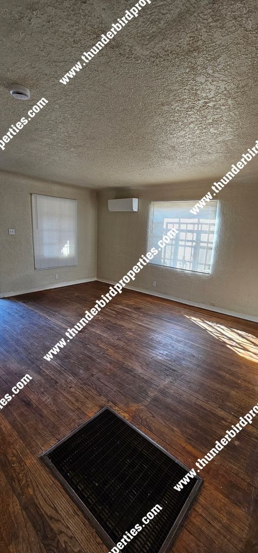 Building Photo - Ross Duplex