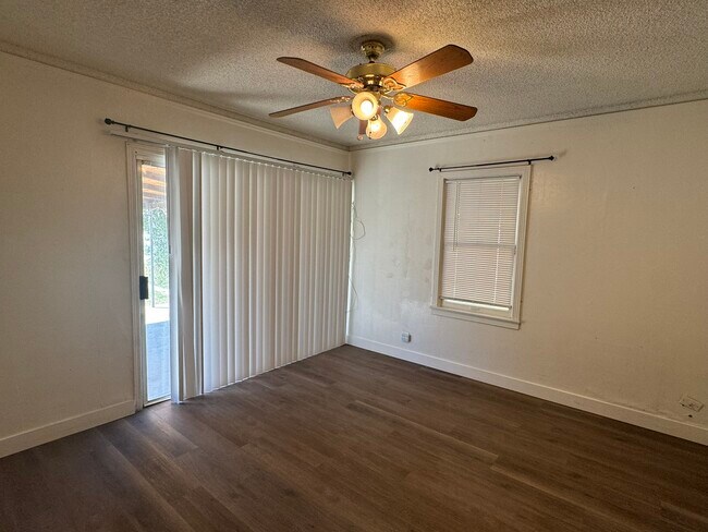 Building Photo - 1361 N Safford Ave