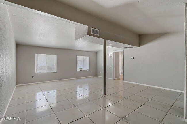 Building Photo - 4212 Roxbury Dr