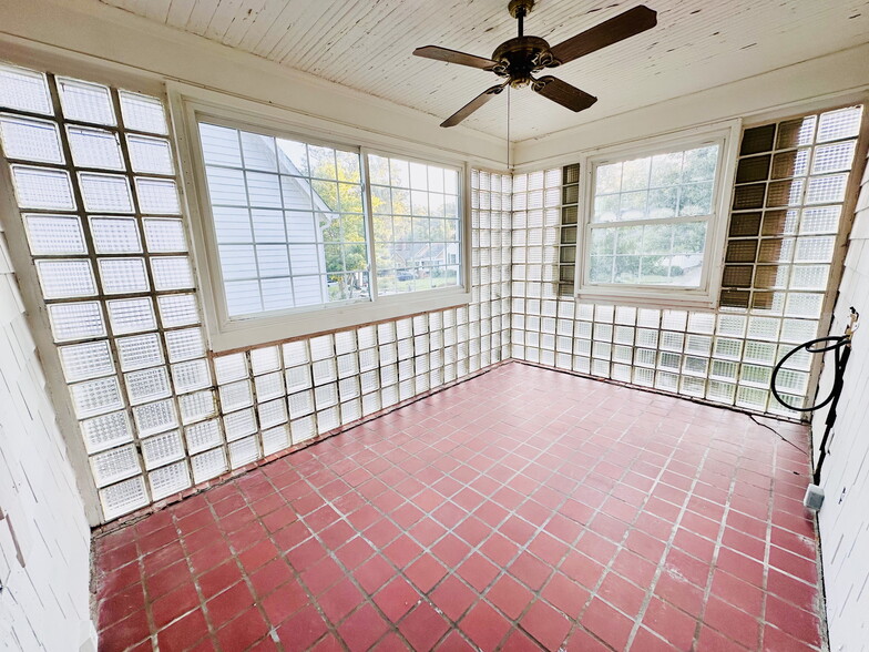 Sunroom and laundry - 318 W Glenwood Dr