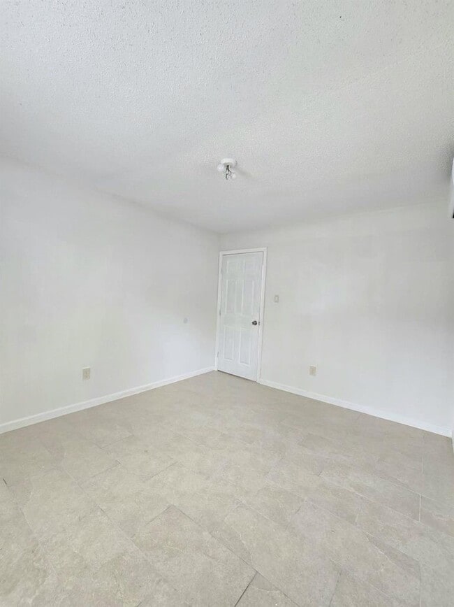 Building Photo - 3833 Mt Pleasant St