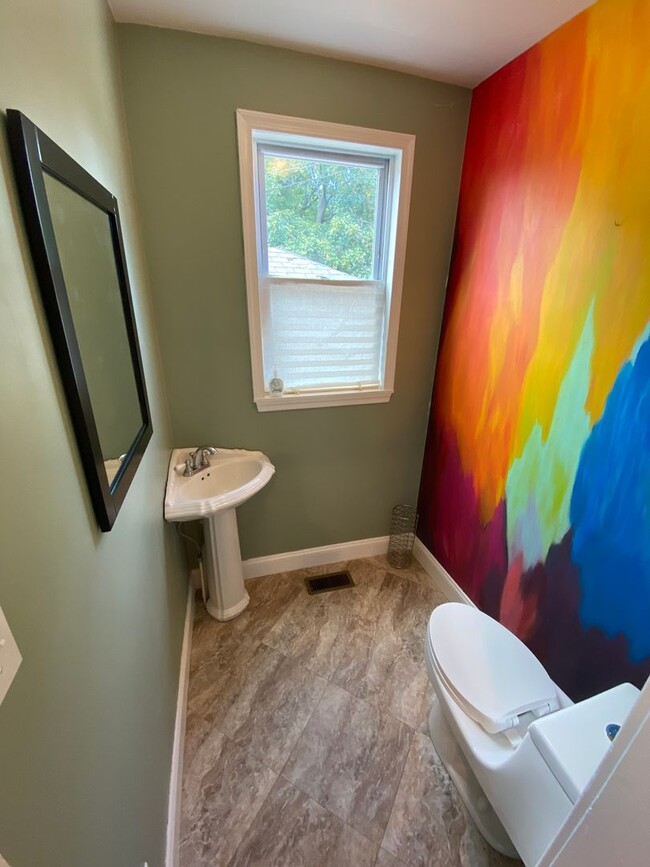 Building Photo - Charming 3 Bedroom/1.5 Bathroom Townhome i...