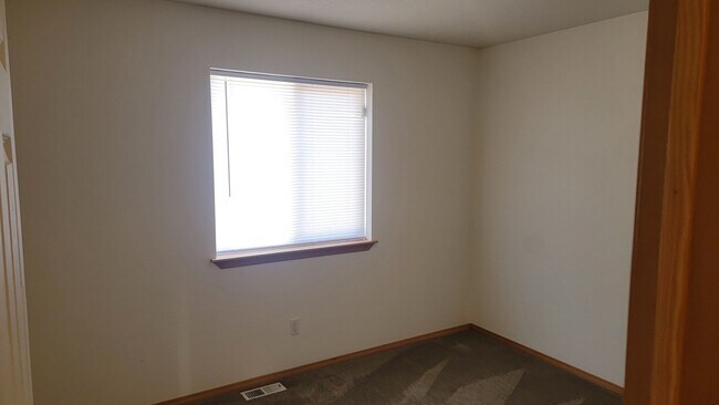 Building Photo - * MOVE IN SPECIAL* 1/2 OFF 1st FULL MONTH'...