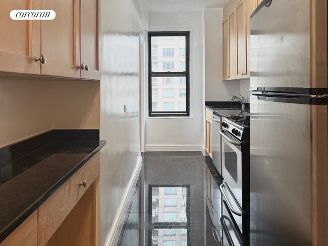 Building Photo - 210 E 68th St