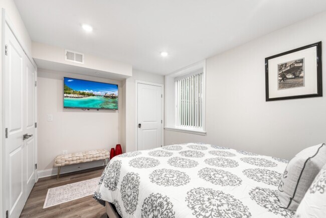 Building Photo - 2341 N College Ave