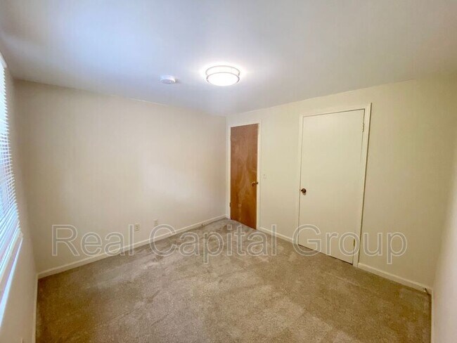 Building Photo - 183 Sunshine Dr