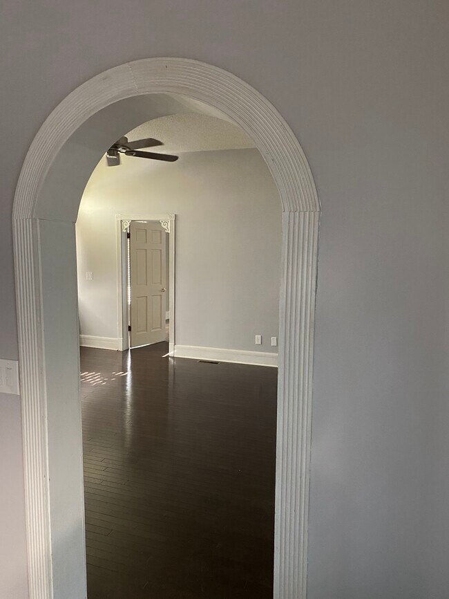 Building Photo - 401 Rosewood St