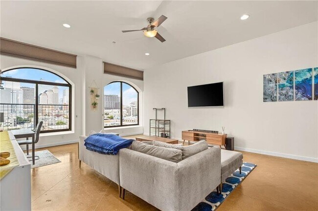 Building Photo - 507 Sabine St