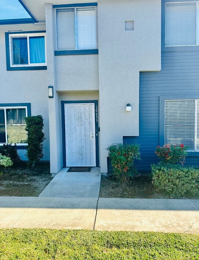 Building Photo - Stunning Townhome In Santee with Modern Fi...