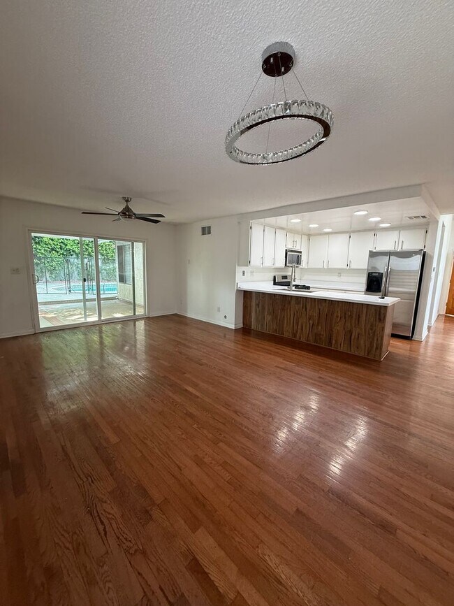Building Photo - Single story 3 bed, 2 bath pool home