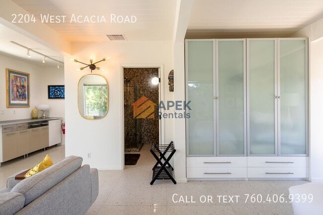 Building Photo - 2204 W Acacia Rd