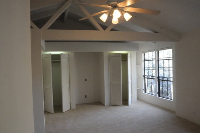 Building Photo - Villa de Montecito
