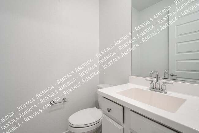 Building Photo - Amazing 3-bedroom 3 1/2 bath