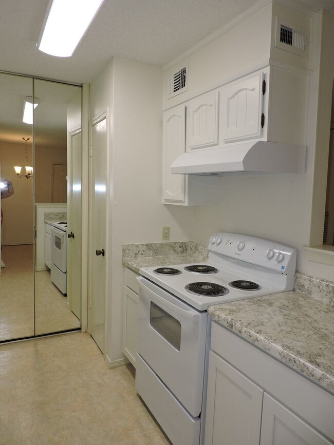 Building Photo - Convenient to schools, beaches, & shopping
