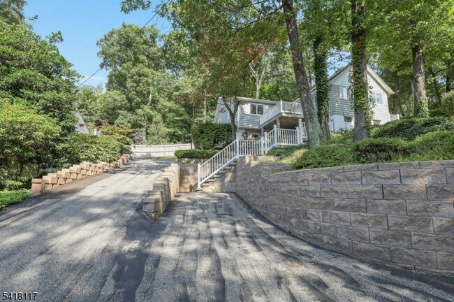 Building Photo - 336 Lakeview Ave