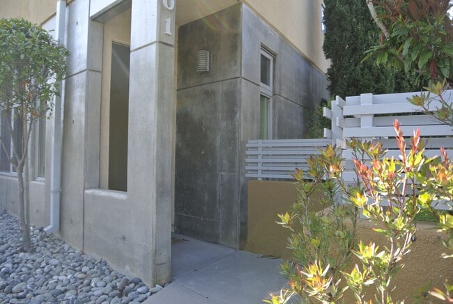 Building Photo - 3 Story town home with rooftop deck in Oce...
