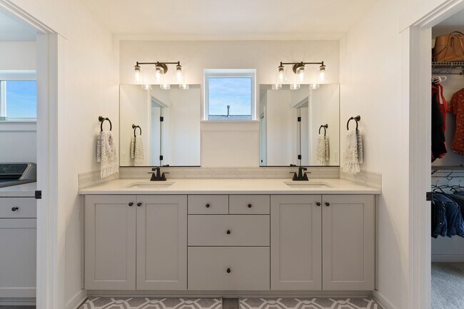 Building Photo - Pahlisch Townhome