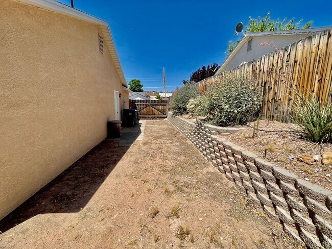 Building Photo - Adorable 3-BR Home in Red Cliffs Area