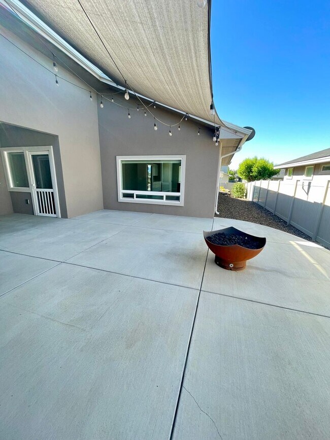 Building Photo - Flexible Living in North Ellensburg